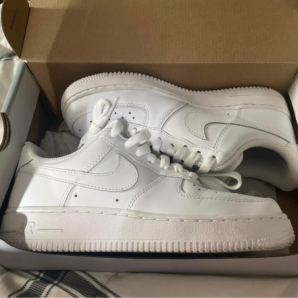 Nike Air Force 1 women’s 6 with box great condition (retail $90)